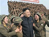 Kim ong-un obklopený dojatými severokorejskými vojakami (ilustraní...