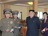 Kim ong-un na inspekci nov otevené dlnické ubytovny v Pchjongjangu.