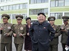 Kim ong-un na inspekci nov otevené dlnické ubytovny v Pchjongjangu.