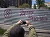 "Rusko ano, NATO ne." Mu si fotí graffiti na zdi ve Slavjansku.