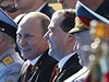 Prezident Vladimir Putin (vlevo) a premiér Dmitrij Medvedv spolu bhem...