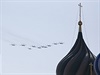 Ruská vojenská letadla letí nad chrámem Vasila Blaeného.