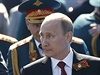 Ruský prezident Vladimir Putin na slavnostní vojenské pehlídce. V pozadí...