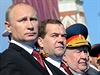 Prezident Vladimir Putin (vlevo) a premiér Dmitrij Medvedv (uprosted)...
