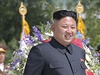 Severokorejský vdce Kim ong-un (uprosted) obklopený prominenty reimu...