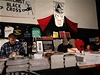 Slova o knižním veletrhu byla na 2. anarchistickém festivalu knihy dosti nadsazená. Šlo vlastně jen o pár stolů a na nich několik málo brožurek, letáků, zpravodajů a časopisů.