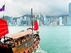 Dunky s turisty  brázdí záliv. Hongkong