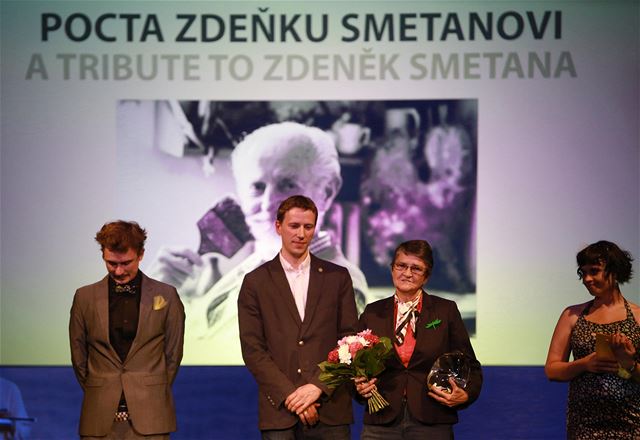 Festival Anifilm zahájil ocenním Zdeka Smetany. Ocenní pevzala od editele festivalu Tomáe Rychetského (druhý zleva) Smetanova dcera Vra Beneová (druhá zprava).