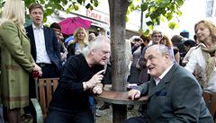 Bo�ek �ípek s Karlem Schwarzenbergem na Odhalení Lavi�ky Václava Havla 