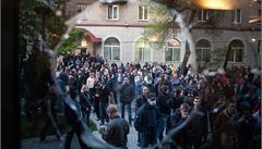 Proru�tí aktivisté skrz rozbité okno don�ckého Domu Odbor�.