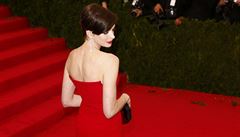 Here�ka Anne Hathawayová ve zvolené rudé rób� splývala s kobercem.