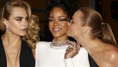 Modelka Cara Delevinge, zp�va�ka Rihanna a módní návrhá�ka Stella McCartney.