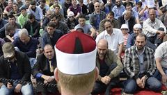 Modlitby na protest proti zásahu v meit se zúastnilo 300 muslim