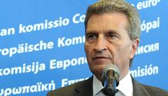 Evropská unie chce prosadit, aby vechny lenské státy osmadvacítky platily za dodávky ruského plynu jednotnou cenu. ekl to ve Varav evropský komisa pro energetiku Günther Oettinger. 