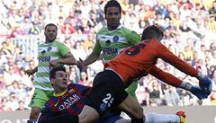 Lionel Messi v souboji s branká�em Juliem Cesarem.