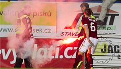 Luká� Vácha odhazuje z trávníku sv�tlici, která p�ilétle ze sektoru spar�anských fanou�k�.