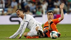 Cristiano Ronaldo (vlevo) b�hem bolestivého souboje s Javierem Fuegem.
