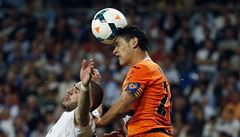 Karim Benzema (vlevo) a Ricardo Costa.