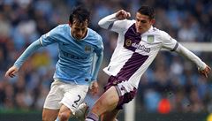 David Silva (vlevo) z Manchesteru City a Ashley Westwood.