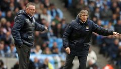 Trenéi v akci. Paul Lambert z Aston Villy (vlevo) a Manuel Pellegrini z...