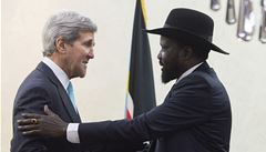 Americký ministr zahranií John Kerry jedná v Jub s prezidentem Jiního Súdánu Slavou Kiirem (vpravo).