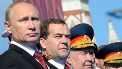 Prezident Vladimir Putin (vlevo) a premiér Dmitrij Medvedv (uprosted)...