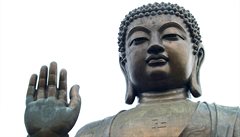 Na ostrov� Lantau najdete nejvy��í Buddhovu sochu v Hongkongu.