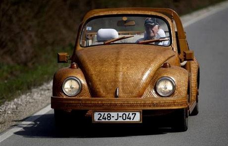 Bosenský penzista si vyrobil devný Volkswagen 
