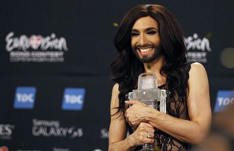 Conchita Wurst pózuje s trofejí po vítzství v Eurovision Song Contest v Kodani.