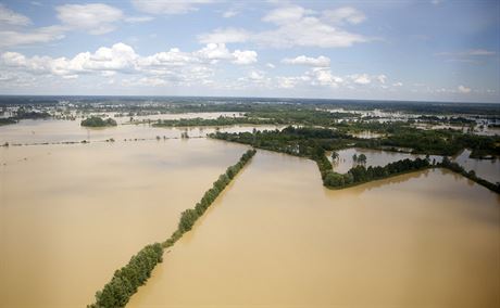 Zaplavená pda poblí bosenského Oraje (archivní snímek z kvtna).