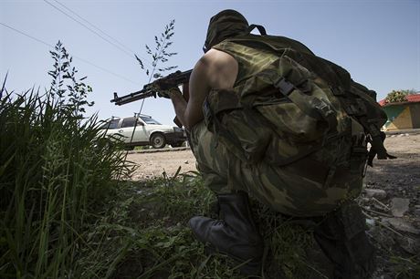 Boje o Slavjansk pokraují. Osteluje nás ukrajinská armáda, tvrdí separatisté