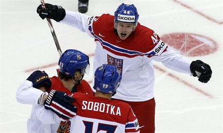 Vladimír Sobotka oslavuje se spoluhrái vstelenou branku proti Norsku.
