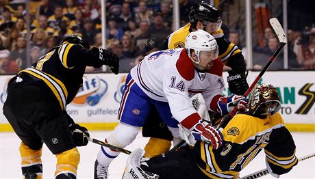 Tom Plekanec atakuje branke Bostonu Tuukku Raska