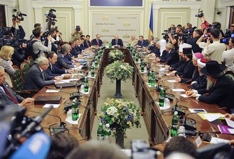 Jednání o ukrajinské krizi v Kyjev. Uprosted úadující prezident Oleksandr...