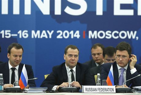 Zleva ruský vicepremiér Arkadij Dvorkovi, premiér Dmitrij Medvedv a ministr...
