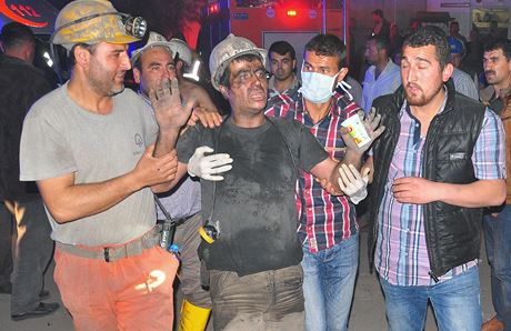 ivoty nejmén 17 horník si vyádala exploze a následný poár v uhelném dole na západ Turecka. 