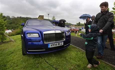 Fotogalerie: Desítky luxusních aut Rolls-Royce a Bentley se sjely do  přírodního parku v...