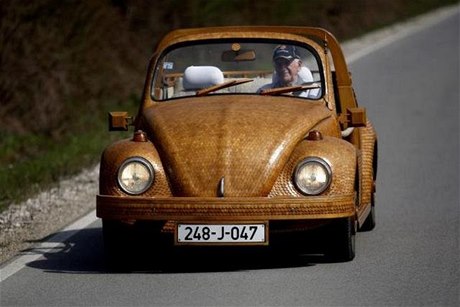 Bosenský penzista si vyrobil dřevěný Volkswagen 
