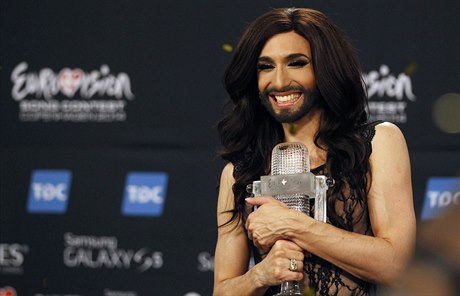 Conchita Wurst pózuje s trofejí po vítzství v Eurovision Song Contest v Kodani.