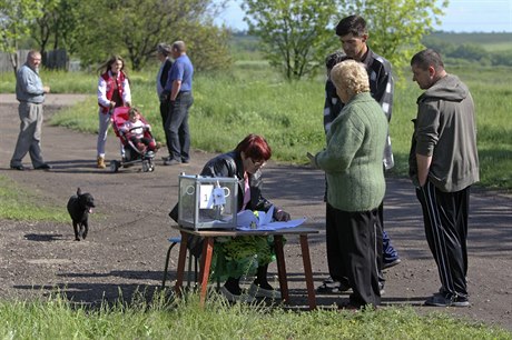 Na východ Ukrajiny zaala v nedli ráno sporná referenda o samostatnosti...
