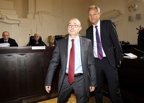 Martin Barták a Michal Smr v soudní síni.