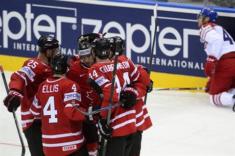 Hrái Kanady se radují z gólu, vpravo je eský reprezentant Tomá Hertl.
