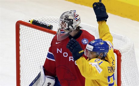 Norský gólman Steffen Söberg inkasuje jednu z branek v duelu se védskem.