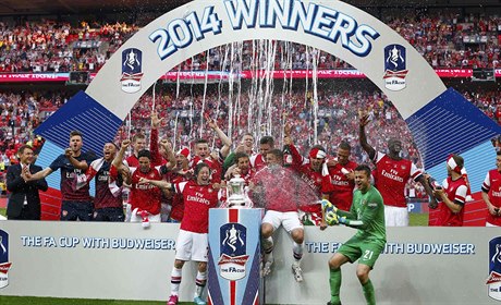 Fotbalisté Arsenalu s trofejí.