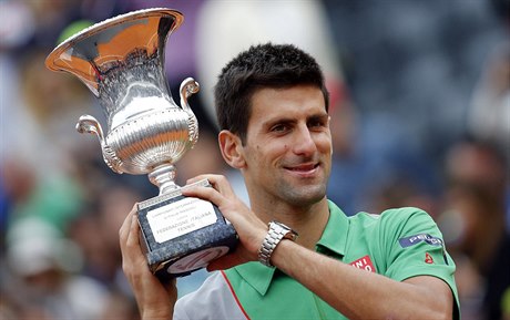 Novak Djokovi s trofejí.