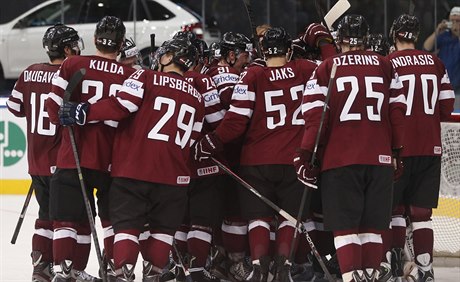 Hokejisté Lotyska slaví výhru nad Finskem