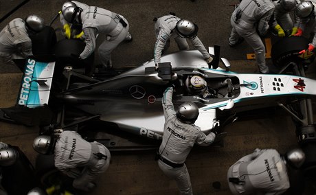 Lewis Hamilton pi zastávce u mechanik