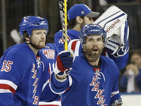 Martin St. Louis slaví gól v dresu Rangers po smrti své matky.