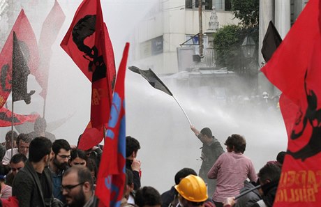 Tragédie dolu v Som vyvolala v tureckých mstech masové protivládní protesty....