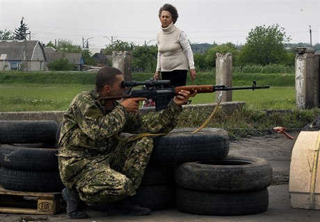 Ozbrojený separatista steí kontrolní stanovit pobli Slavjansku....